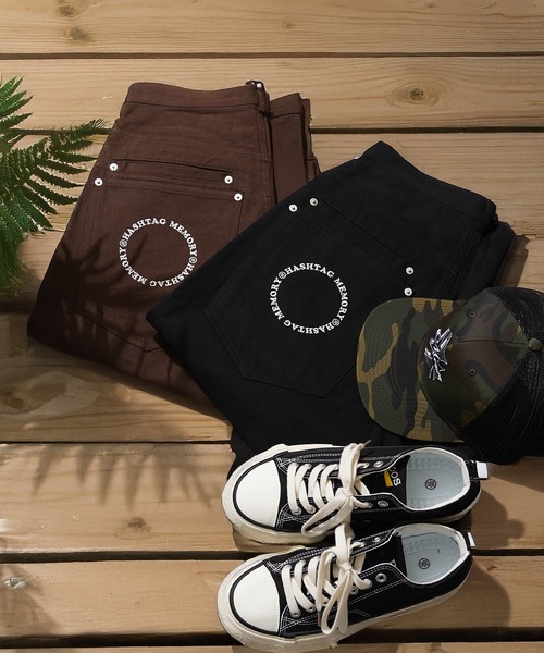#MEMORY(メモリー)の「【MEMORY】サークルロゴ刺繍 ボタンフライ ワイドパンツ / Wide-leg pants with embroidered club logo and button fly(デニムパンツ・メンズ・ブラウン/ブラック・L/M/S)」の3枚目の写真
