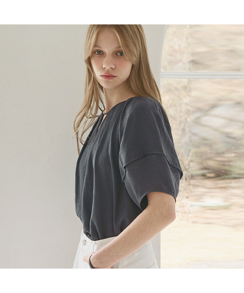 SLOWLOLLI（スローローリ）の「Tuck detail blouse_2 Colors（シャツ/ブラウス・レディース・アイボリー/チャコールグレー・FREE）」の2枚目の写真