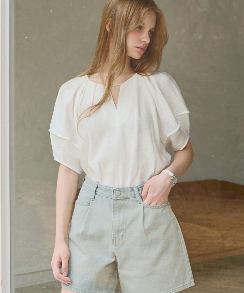 SLOWLOLLI（スローローリ）の「Tuck detail blouse_2 Colors（シャツ/ブラウス・レディース・アイボリー/チャコールグレー・FREE）」の3枚目の写真