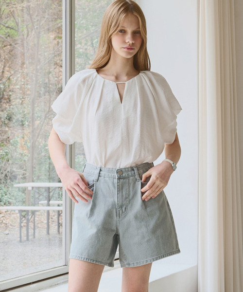 SLOWLOLLI（スローローリ）の「Tuck detail blouse_2 Colors（シャツ/ブラウス・レディース・アイボリー/チャコールグレー・FREE）」の5枚目の写真