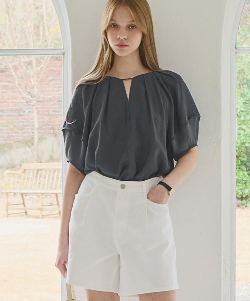 SLOWLOLLI（スローローリ）の「Tuck detail blouse_2 Colors（シャツ/ブラウス・レディース・アイボリー/チャコールグレー・FREE）」の6枚目の写真