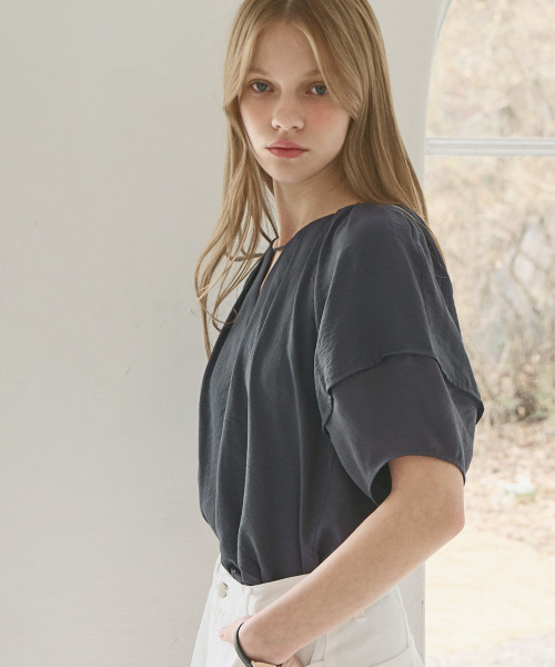 SLOWLOLLI（スローローリ）の「Tuck detail blouse_2 Colors（シャツ/ブラウス・レディース・アイボリー/チャコールグレー・FREE）」の7枚目の写真