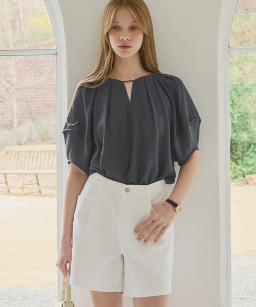 SLOWLOLLI（スローローリ）の「Tuck detail blouse_2 Colors（シャツ/ブラウス・レディース・アイボリー/チャコールグレー・FREE）」の8枚目の写真