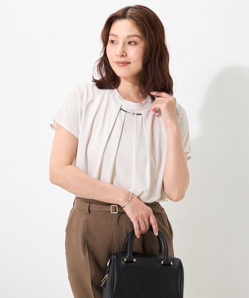 GALLORIA(ギャローリア)の「【吸汗速乾・接触冷感】パーツ付タックプルオーバー(Tシャツ/カットソー・レディース・ネイビー/ブルー/ライトグレー・LL/L/S/M)」の2枚目の写真