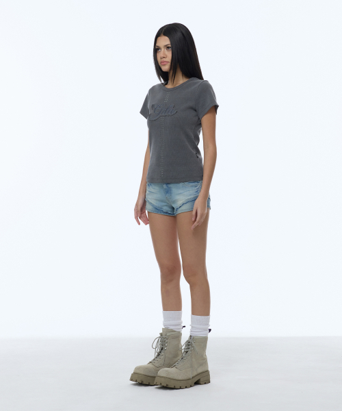 GILAARCHIVE（ギラアーカイブ）の「RAW EDGE SCRIPT LOGO DENIM SHORTS_LIGHT BLUE（デニムパンツ・レディース・その他・SMALL/MEDIUM）」の3枚目の写真