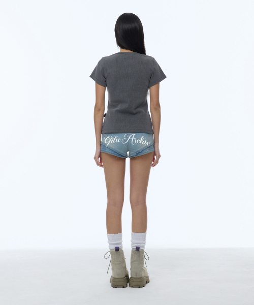GILAARCHIVE（ギラアーカイブ）の「RAW EDGE SCRIPT LOGO DENIM SHORTS_LIGHT BLUE（デニムパンツ・レディース・その他・SMALL/MEDIUM）」の4枚目の写真