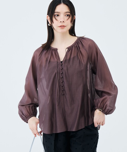 NOLLEY’S(ノーリーズ)の「ウォッシャブルシアーギャザーネックブラウス(シャツ/ブラウス・レディース・レッド/ダークブラウン・38)」の2枚目の写真