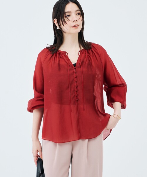 NOLLEY’S(ノーリーズ)の「ウォッシャブルシアーギャザーネックブラウス(シャツ/ブラウス・レディース・レッド/ダークブラウン・38)」の1枚目の写真