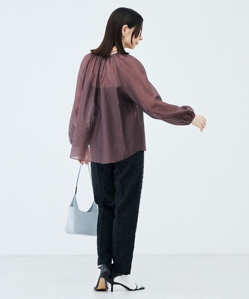 NOLLEY’S(ノーリーズ)の「ウォッシャブルシアーギャザーネックブラウス(シャツ/ブラウス・レディース・レッド/ダークブラウン・38)」の3枚目の写真
