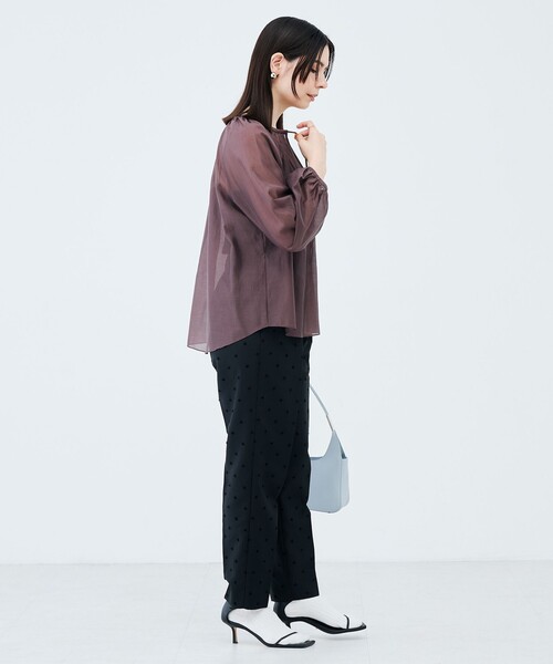 NOLLEY’S(ノーリーズ)の「ウォッシャブルシアーギャザーネックブラウス(シャツ/ブラウス・レディース・レッド/ダークブラウン・38)」の4枚目の写真
