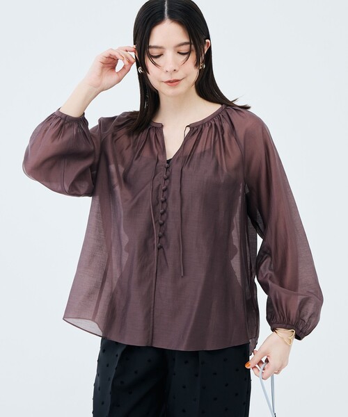 NOLLEY’S(ノーリーズ)の「ウォッシャブルシアーギャザーネックブラウス(シャツ/ブラウス・レディース・レッド/ダークブラウン・38)」の6枚目の写真