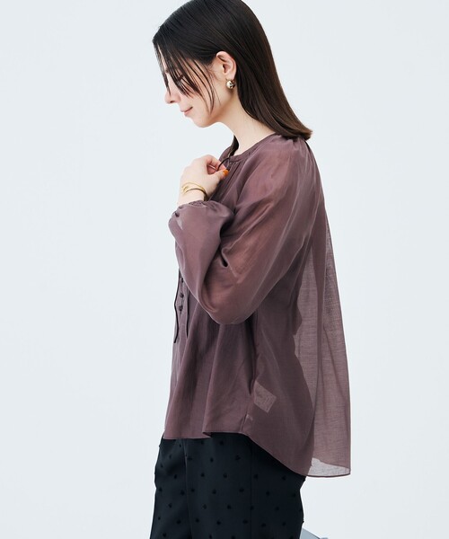 NOLLEY’S(ノーリーズ)の「ウォッシャブルシアーギャザーネックブラウス(シャツ/ブラウス・レディース・レッド/ダークブラウン・38)」の7枚目の写真