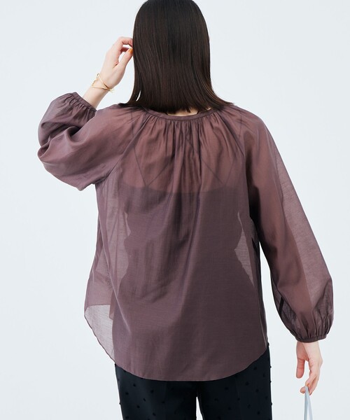 NOLLEY’S(ノーリーズ)の「ウォッシャブルシアーギャザーネックブラウス(シャツ/ブラウス・レディース・レッド/ダークブラウン・38)」の8枚目の写真
