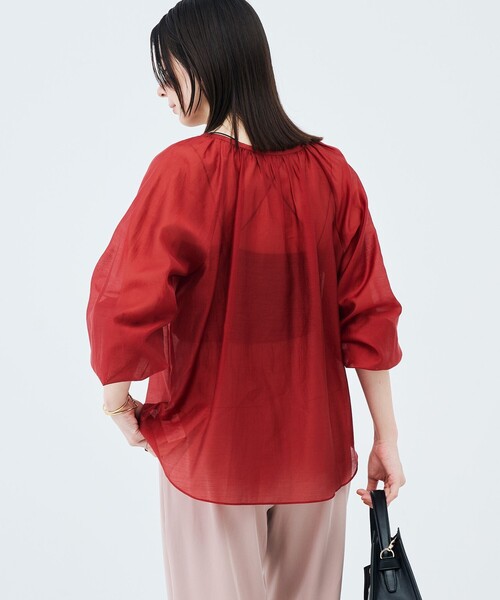 NOLLEY’S(ノーリーズ)の「ウォッシャブルシアーギャザーネックブラウス(シャツ/ブラウス・レディース・レッド/ダークブラウン・38)」の19枚目の写真