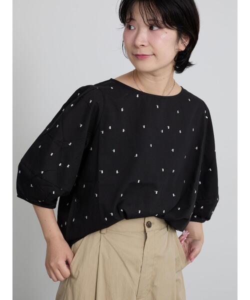Samansa Mos2(サマンサ モスモス)の「◇【イージーケア】ドットラメ刺繍ブラウス(シャツ/ブラウス・レディース・オフホワイト/サックスブルー/ブラック・F)」の3枚目の写真