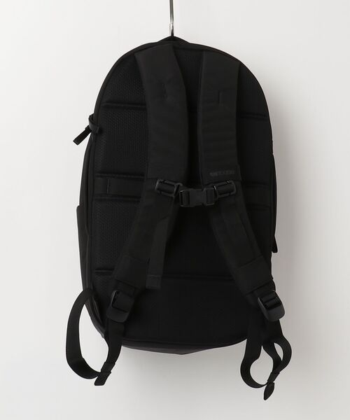 incase(インケース)の「INCO500101-BLK Incase Grid Backpack 23L - Black(バックパック/リュック・メンズ・ブラック・ONE SIZE)」の19枚目の写真