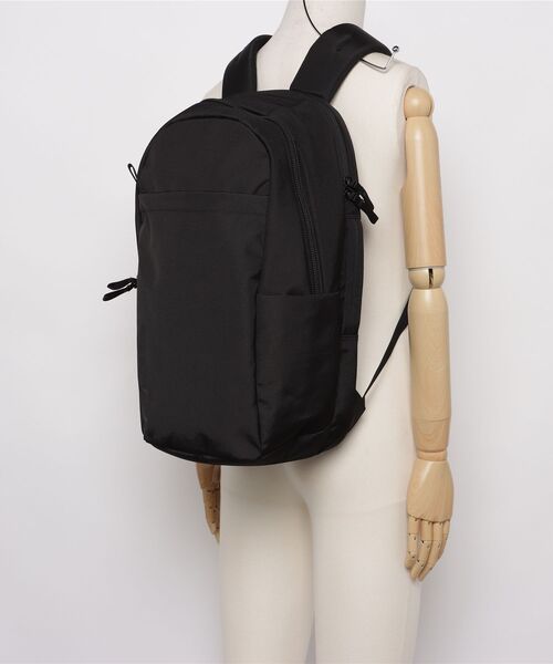 incase(インケース)の「INCO500101-BLK Incase Grid Backpack 23L - Black(バックパック/リュック・メンズ・ブラック・ONE SIZE)」の22枚目の写真