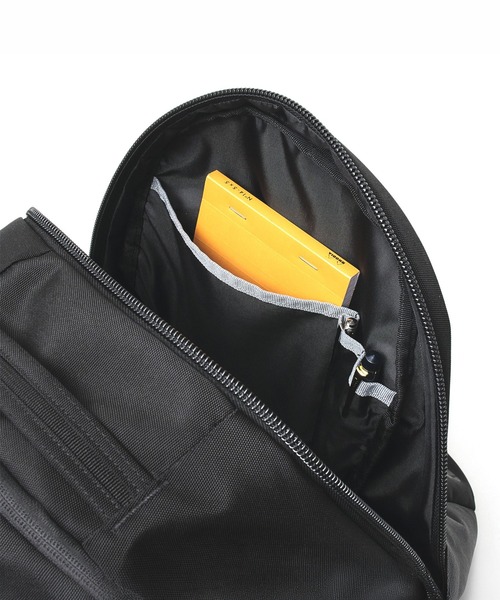 incase(インケース)の「INCO500101-BLK Incase Grid Backpack 23L - Black(バックパック/リュック・メンズ・ブラック・ONE SIZE)」の18枚目の写真