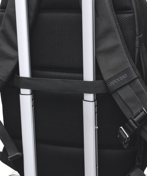 incase(インケース)の「INCO500101-BLK Incase Grid Backpack 23L - Black(バックパック/リュック・メンズ・ブラック・ONE SIZE)」の16枚目の写真