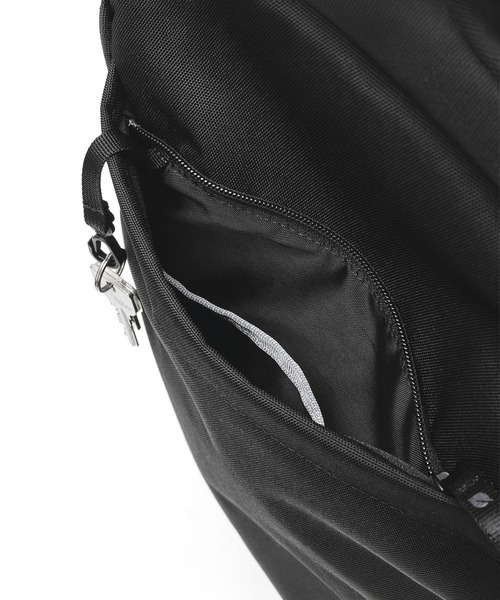 incase(インケース)の「INCO500101-BLK Incase Grid Backpack 23L - Black(バックパック/リュック・メンズ・ブラック・ONE SIZE)」の15枚目の写真