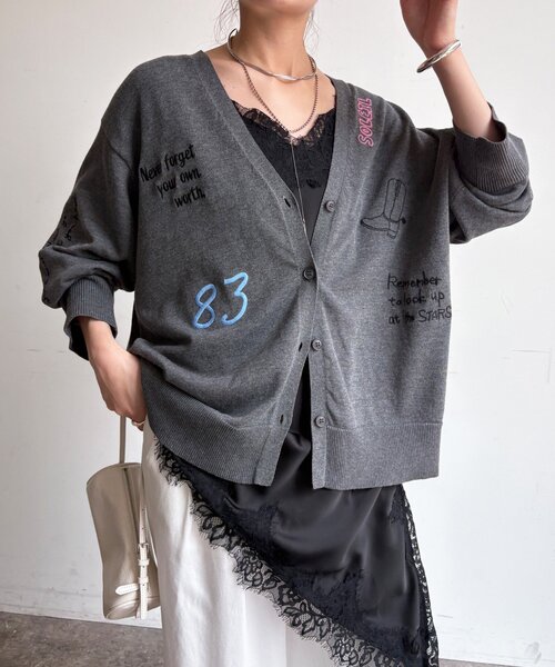 DouDou(ドゥドゥ)の「【WEB限定】レタリング刺繍カーディガン(カーディガン/ボレロ・レディース・グレー/ブラック/チャコールグレー・FREE)」の10枚目の写真