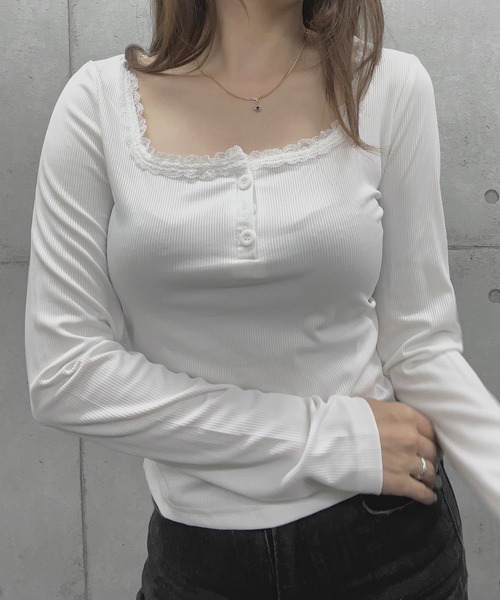 ROGER AND RAW(ロジャーアンドロウ)の「レーストリム ヘンリーネック長袖トップス(Tシャツ/カットソー・レディース・ブラウン/ライトブルー/ホワイト/ブラック・FREE)」の2枚目の写真
