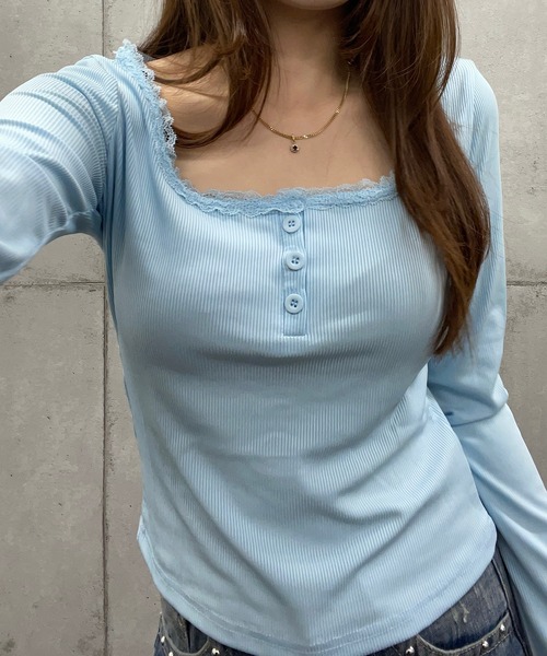 ROGER AND RAW(ロジャーアンドロウ)の「レーストリム ヘンリーネック長袖トップス(Tシャツ/カットソー・レディース・ブラウン/ライトブルー/ホワイト/ブラック・FREE)」の4枚目の写真