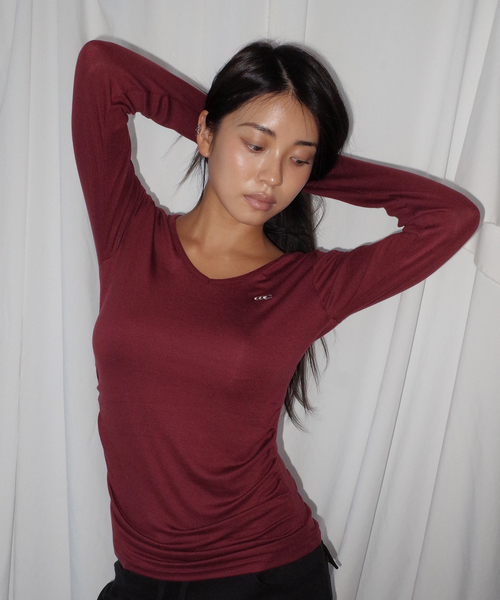 CHICKS(チックス)の「サイドシャーリングVネックスリムフィット長袖Tシャツ プラム(Tシャツ/カットソー・レディース・バーガンディー・ONE SIZE)」の1枚目の写真