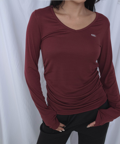 CHICKS(チックス)の「サイドシャーリングVネックスリムフィット長袖Tシャツ プラム(Tシャツ/カットソー・レディース・バーガンディー・ONE SIZE)」の3枚目の写真
