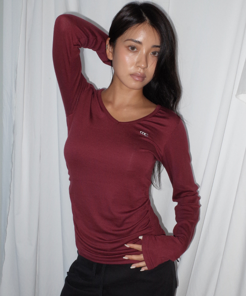 CHICKS(チックス)の「サイドシャーリングVネックスリムフィット長袖Tシャツ プラム(Tシャツ/カットソー・レディース・バーガンディー・ONE SIZE)」の4枚目の写真