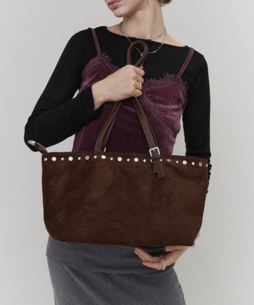 Rohwel(ローウェル)の「Studded Suede Bag / スタッズスエードバッグ(トートバッグ・レディース・ブラック/ブラウン・FREE)」の2枚目の写真