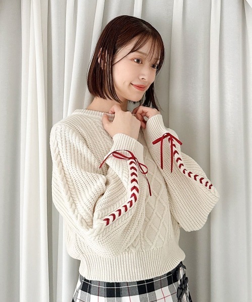 F i.n.t(フィント)の「プチレースアップケーブルニットプルオーバー/fint フィント(ニット/セーター・レディース・レッド/アイボリー/ラベンダー・FREE)」の2枚目の写真