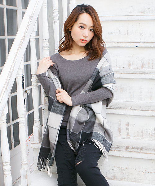 KOBE LETTUCE（コウベレタス）の「チェック柄大判フリンジストール（ストール/ショール・レディース・ホワイト×ブラック/グリーン×オレンジ/ブラウン/グリーン/ホワイト×ネイビー/ネイビー/ボルドー/ホワイト×グリーン/レッド系その他・FREE）」の3枚目の写真