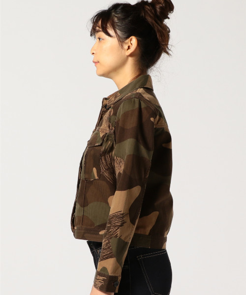 Levi's Made & Crafted（リーバイスメイドアンドクラフテッド）の「LEVI'S(R) MADE&CRAFTED(TM) ショート丈ミリタリージャケット カモフラ CROP MILITARY JACKET（ミリタリージャケット・レディース・グリーン・0/1）」の9枚目の写真