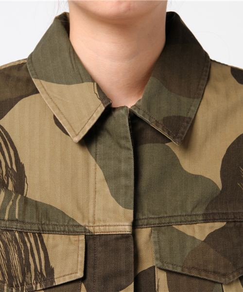 Levi's Made & Crafted（リーバイスメイドアンドクラフテッド）の「LEVI'S(R) MADE&CRAFTED(TM) ショート丈ミリタリージャケット カモフラ CROP MILITARY JACKET（ミリタリージャケット・レディース・グリーン・0/1）」の4枚目の写真