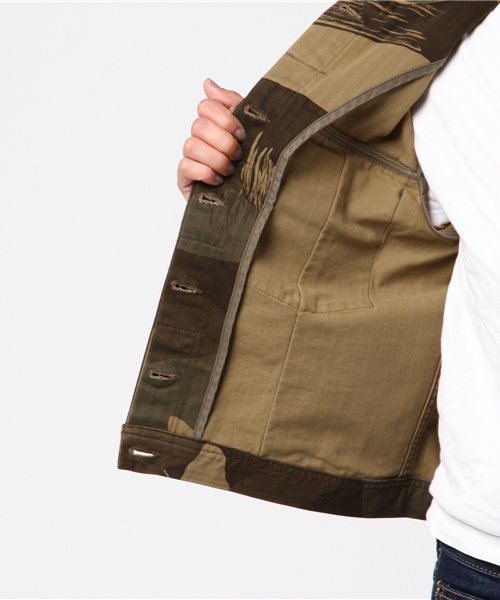 Levi's Made & Crafted（リーバイスメイドアンドクラフテッド）の「LEVI'S(R) MADE&CRAFTED(TM) ショート丈ミリタリージャケット カモフラ CROP MILITARY JACKET（ミリタリージャケット・レディース・グリーン・0/1）」の2枚目の写真
