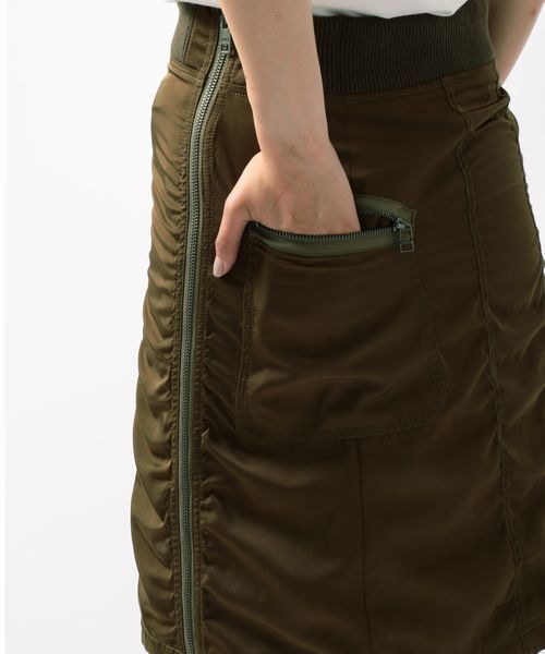 AVIREX(アヴィレックス)の「avirex/ アヴィレックス/ ZIPPERED KNEE LENGTH MA-1 SKIRT/ ジッパー ひざ丈 MA-1 スカート(スカート・レディース・ブラック/オリーブ・MEDIUM/SMALL)」の4枚目の写真