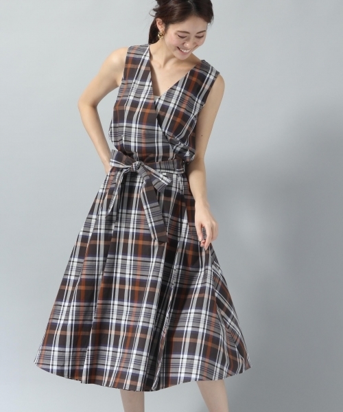 Andemiu（アンデミュウ）の「ムジガラノースリラップワンピース785893（ワンピース・レディース・チェック/イエロー/ネイビー/ピンク・FREE）」の6枚目の写真