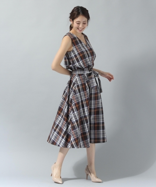 Andemiu（アンデミュウ）の「ムジガラノースリラップワンピース785893（ワンピース・レディース・チェック/イエロー/ネイビー/ピンク・FREE）」の7枚目の写真