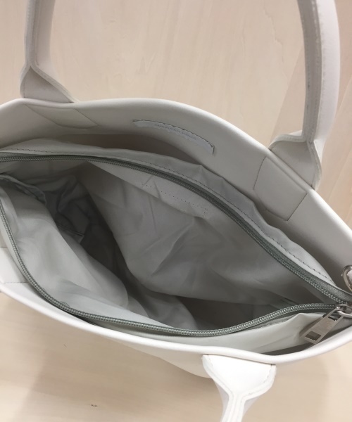 AMERICAN HOLIC（アメリカンホリック）の「8col.仕切りポケット付2WAYトート（ショルダーバッグ・レディース・ホワイト/シルバー/グレー/ブラック/ピンク/イエロー/キャメル/ブルー・FREE）」の9枚目の写真