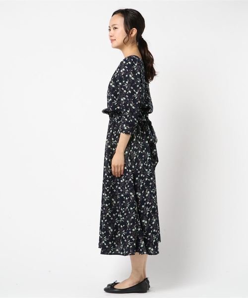 ASTORIA ODIER(アストリアオディール)の「バックリボンⅤネック花柄ロングワンピース(ワンピース・レディース・ホワイト/ネイビー/イエロー・MEDIUM)」の4枚目の写真