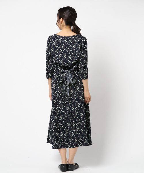 ASTORIA ODIER(アストリアオディール)の「バックリボンⅤネック花柄ロングワンピース(ワンピース・レディース・ホワイト/ネイビー/イエロー・MEDIUM)」の5枚目の写真