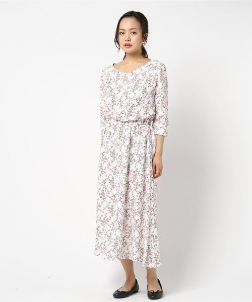 ASTORIA ODIER(アストリアオディール)の「バックリボンⅤネック花柄ロングワンピース(ワンピース・レディース・ホワイト/ネイビー/イエロー・MEDIUM)」の7枚目の写真