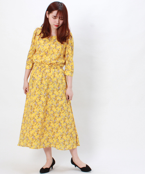 ASTORIA ODIER(アストリアオディール)の「バックリボンⅤネック花柄ロングワンピース(ワンピース・レディース・ホワイト/ネイビー/イエロー・MEDIUM)」の11枚目の写真