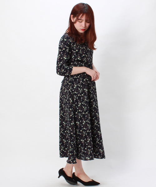 ASTORIA ODIER(アストリアオディール)の「バックリボンⅤネック花柄ロングワンピース(ワンピース・レディース・ホワイト/ネイビー/イエロー・MEDIUM)」の10枚目の写真