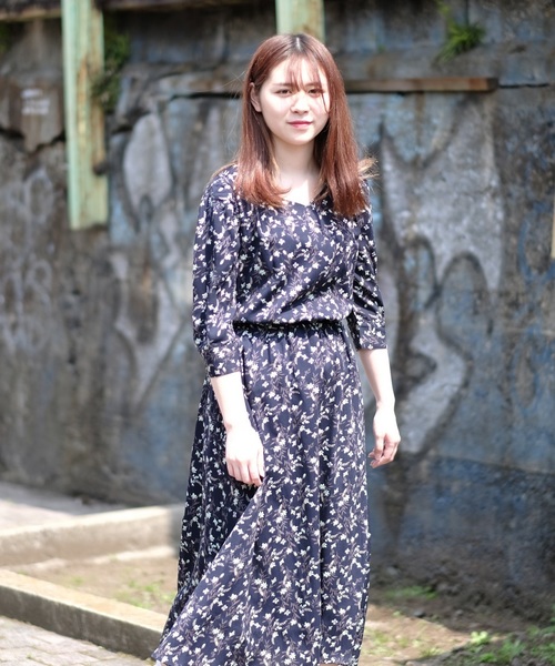 ASTORIA ODIER(アストリアオディール)の「バックリボンⅤネック花柄ロングワンピース(ワンピース・レディース・ホワイト/ネイビー/イエロー・MEDIUM)」の14枚目の写真