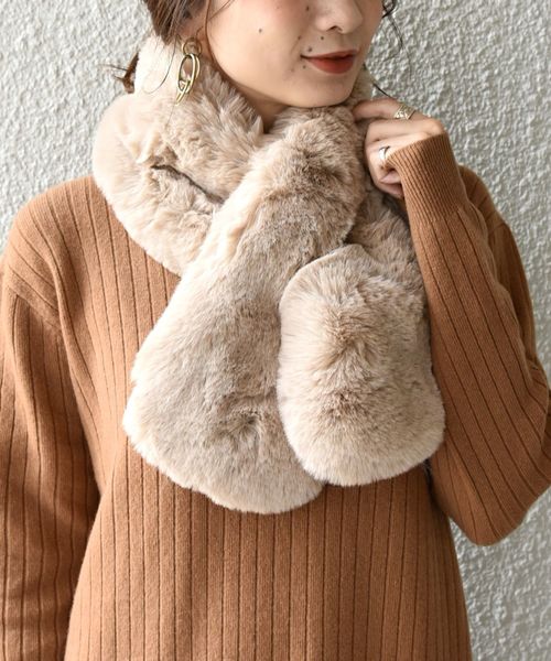 Khaju（カージュ）の「Khaju:フェイクファーマフラー（マフラー・レディース・ライトグレー/ベージュ・ONE SIZE）」の2枚目の写真