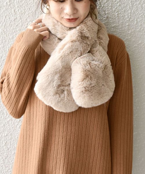 Khaju（カージュ）の「Khaju:フェイクファーマフラー（マフラー・レディース・ライトグレー/ベージュ・ONE SIZE）」の4枚目の写真