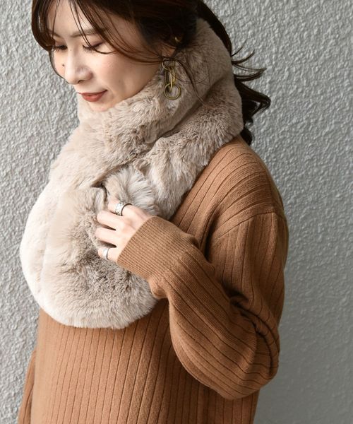 Khaju（カージュ）の「Khaju:フェイクファーマフラー（マフラー・レディース・ライトグレー/ベージュ・ONE SIZE）」の5枚目の写真