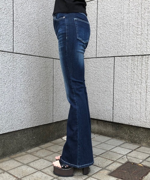 ENVYM(アンビー)の「デニムフレアPT(デニムパンツ・レディース・ブルー・SMALL/MEDIUM)」の2枚目の写真